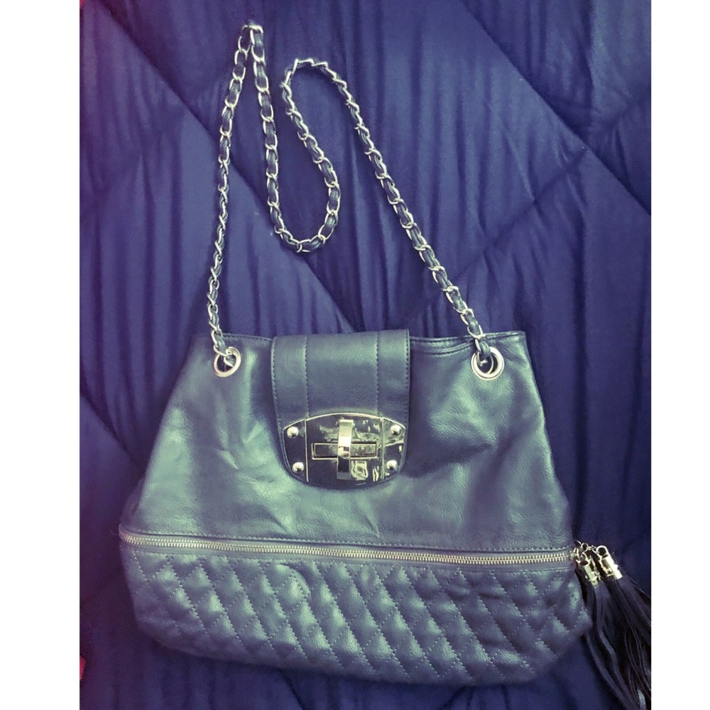 Gray shoulder bag. Gold exterior features.